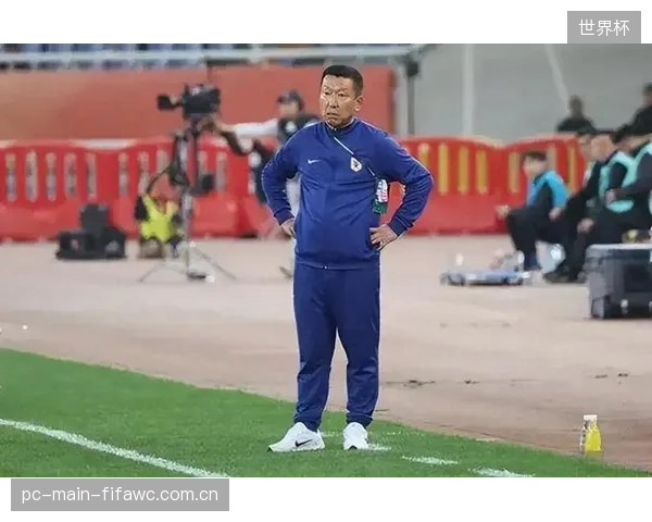 崔康熙的球队半程仅列第五，15轮失25球的防守暴露阵容老化问题。