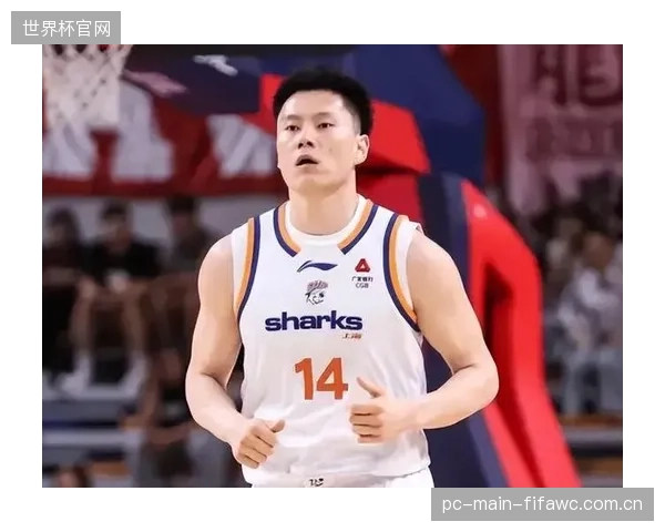 上海队锋线新星李弘权入选一阵,已成为球队稳定的火力点。 上海队锋线新星李弘权入选一阵,已成为球队稳定的火力点。